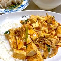 ニラもやし入り麻婆豆腐、しゅうまい、ネギのお味噌汁
